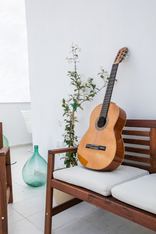 A_guitar_in_a_balcony
